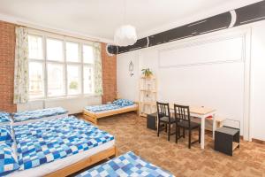 1 dormitorio con 2 camas, mesa y sillas en Hostel Downtown, en Praga