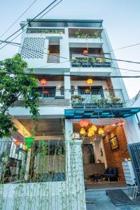 un edificio con due balconi e un patio di HOI AN HEART LODGE a Hoi An