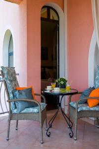 un patio con 2 sillas y una mesa en una habitación en Apartments Vinka, en Sveti Filip i Jakov
