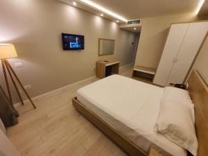 Postel nebo postele na pokoji v ubytování Amber Hotel Albania