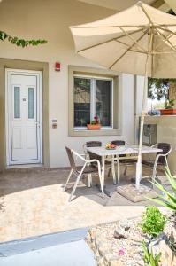 Patio alebo iná vonkajšia časť ubytovania Haraki Sand Beach
