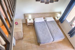 Posteľ alebo postele v izbe v ubytovaní Haraki Sand Beach
