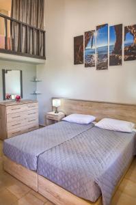 Posteľ alebo postele v izbe v ubytovaní Haraki Sand Beach