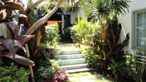 een tuinpad dat leidt naar een huis met planten bij Sunshine Bungalow in Phu Quoc