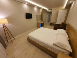 Postel nebo postele na pokoji v ubytování Amber Hotel Albania