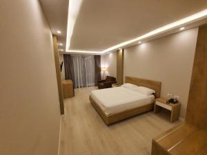 Postel nebo postele na pokoji v ubytování Amber Hotel Albania