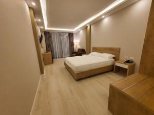 Postel nebo postele na pokoji v ubytování Amber Hotel Albania