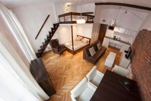 uma vista superior de uma sala de estar com um sofá e cadeiras em Fresh Apartments em Cracóvia