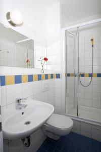 y baño con lavabo, aseo y ducha. en Jugendgästehaus des CVJM Berlin-Kaulsdorf en Berlín