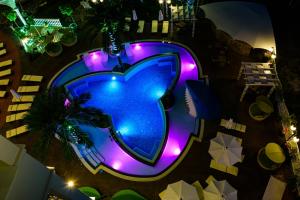 een uitzicht over een zwembad met paarse verlichting bij Sweet Homes 6 Apartments in Sunny Beach