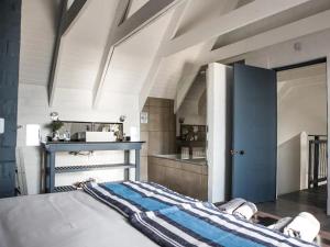 a bedroom with a bed with a blue door at Weskus Beskus in Velddrif