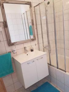 Ένα μπάνιο στο Apartmani ADRIATIC +91 φωτογραφίες