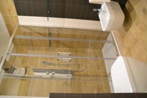 un bagno con un water e un lavandino di B&B Dell'Orso - Affittacamere - Guest house a Bologna