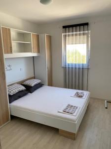 Tempat tidur dalam kamar di Apartments "Sun-Mauro" - suitable for groups of people