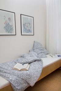 una camera da letto con un letto con un libro sopra di Jugendgästehaus des CVJM Berlin-Kaulsdorf a Berlino