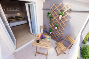 Cet appartement dispose d'un balcon avec une table, des chaises et une échelle. dans l'établissement Apartment 63 - 3, à Zagreb 5 autres photos