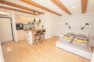 une chambre blanche avec un lit et une cuisine dans l'établissement Apartment 63 - 3, à Zagreb
