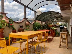 ein gelber Tisch und Stühle auf einer Terrasse in der Unterkunft Casa Tecolote in Guanajuato