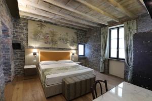 Un pat sau paturi într-o cameră la Suites&Atelier Lake Como