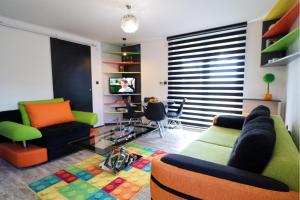 uma sala de estar com um sofá e uma mesa em Apartman Vista in Diamond Hill em Divčibare