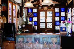 un restaurante con una mesa de madera y una habitación con ventanas en Casa Ortiz, en Soto de Cangas