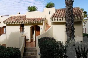 een wit huis met een trap naar een deur bij La Manga Club Resort - Las Palmeras 483 in Atamaría
