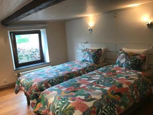 ein Schlafzimmer mit zwei Betten und einem Fenster in der Unterkunft En mode Pause in Dinant