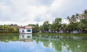 a house in the middle of a river at Lamphurai Riverside Resort and Spa in Trat