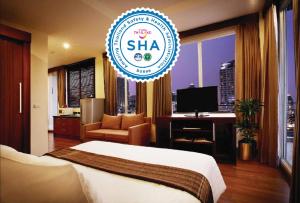 een hotelkamer met een bed en een bord bij iCheck inn Residence soi 2 in Bangkok