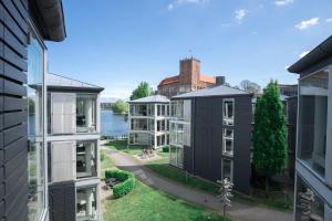Kolding Hotel Apartments في كولدينج: عمارة سكنية مطلة على الماء