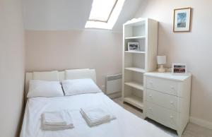 سرير أو أسرّة في غرفة في Jasny i przytulny domek nad polskim morzem