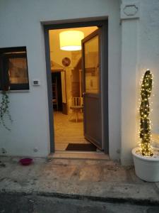 Una puerta que conduce a una habitación con un árbol de Navidad en A Casa di Rosy, en Ostuni