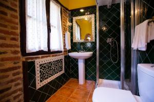 un baño con lavabo y espejo en Casa Ortiz, en Soto de Cangas 32 fotos más