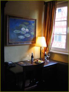 Habitación con mesa, lámpara y ventana en Hotel Villa Boddin, en Heppenheim an der Bergstrasse