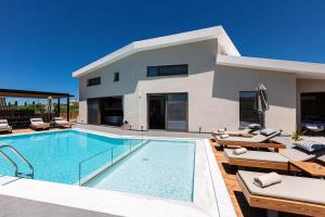 willa z basenem przed domem w obiekcie TreeTop Villa I, Private Pool, BBQ & Playground, By ThinkVilla w mieście Pangalochori