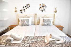 A bed or beds in a room at Naxos Enjoy Apartments