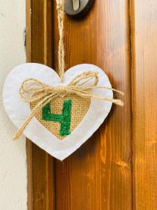 um coração pendurado numa porta com um arco em Agriturismo Flarà em Basciano