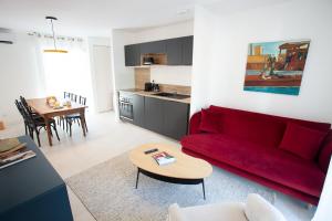 - un salon avec un canapé rouge et une table dans l'établissement Villa Aitama, à Cap-Ferret