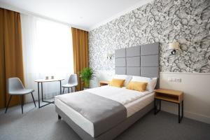 um quarto com uma cama grande e almofadas amarelas em Apartamenty Klasztorna 25 em Poznań