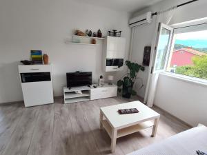 TV a/nebo společenská místnost v ubytování Apartman Karmen