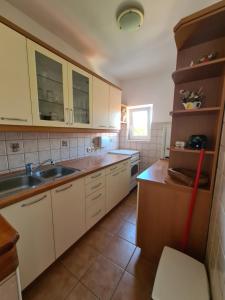 Kuchyň nebo kuchyňský kout v ubytování Apartman Karmen