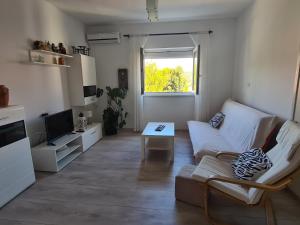 TV a/nebo společenská místnost v ubytování Apartman Karmen