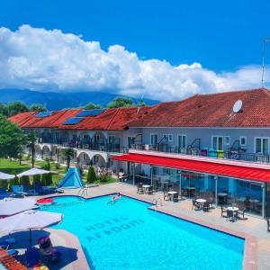 um hotel com piscina e um edifício em Hotel Afroditi em Paralia Panteleimonos
