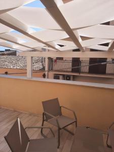 a room with two chairs and a ceiling at Casa di Magda in Castellammare del Golfo
