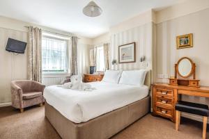 Giường trong phòng chung tại Trehellas House Hotel & Courthouse restaurant