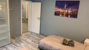 a bedroom with a bed and a painting on the wall at Bremerhavener Suite 1 in Bremerhaven