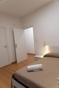 una camera da letto con un letto e un asciugamano bianco di Prestige house a Scalea