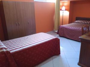 Habitación de hotel con 2 camas y vestidor en B&B Il Girasole, en Laureana di Borrello