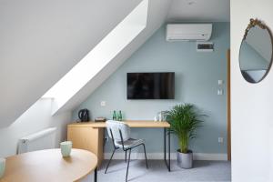 Televízia a/alebo spoločenská miestnosť v ubytovaní Apartamenty Klasztorna 25