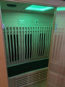 Habitación con cuna con luces verdes. en Hammam et spa privatifs by jordans collection, en Dijon